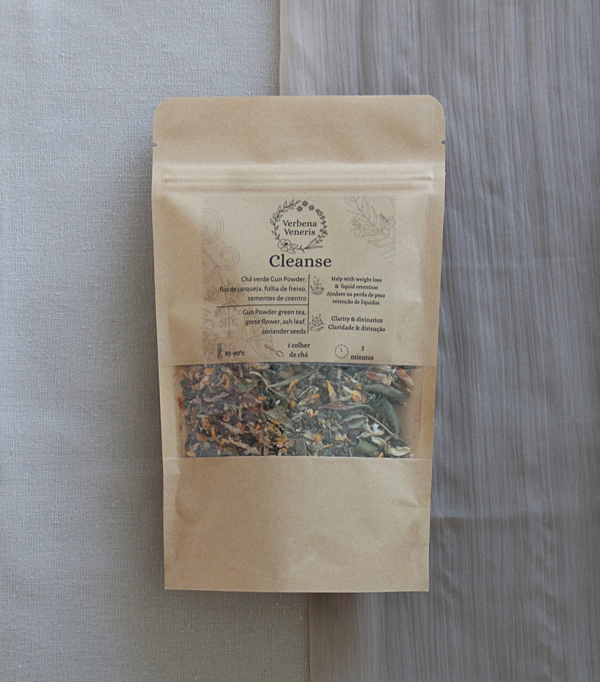 Kraft bag with a little window containing 40gr of the herbal blend Cleanse. A transparent label on the top of the bag gives information about the herbal blend
