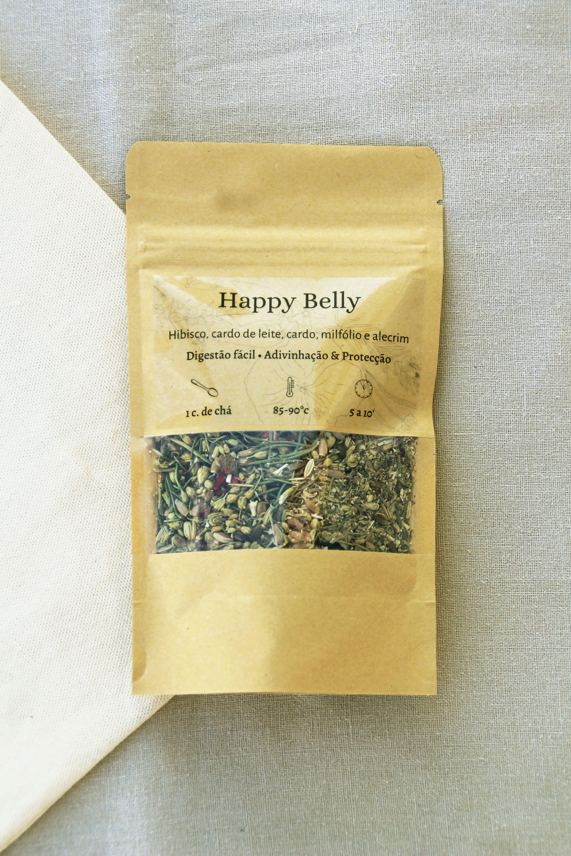 Kraft bag with a little window containing 40gr of the herbal blend Happy Belly. A transparent label on the top of the bag gives information about the herbal blend
