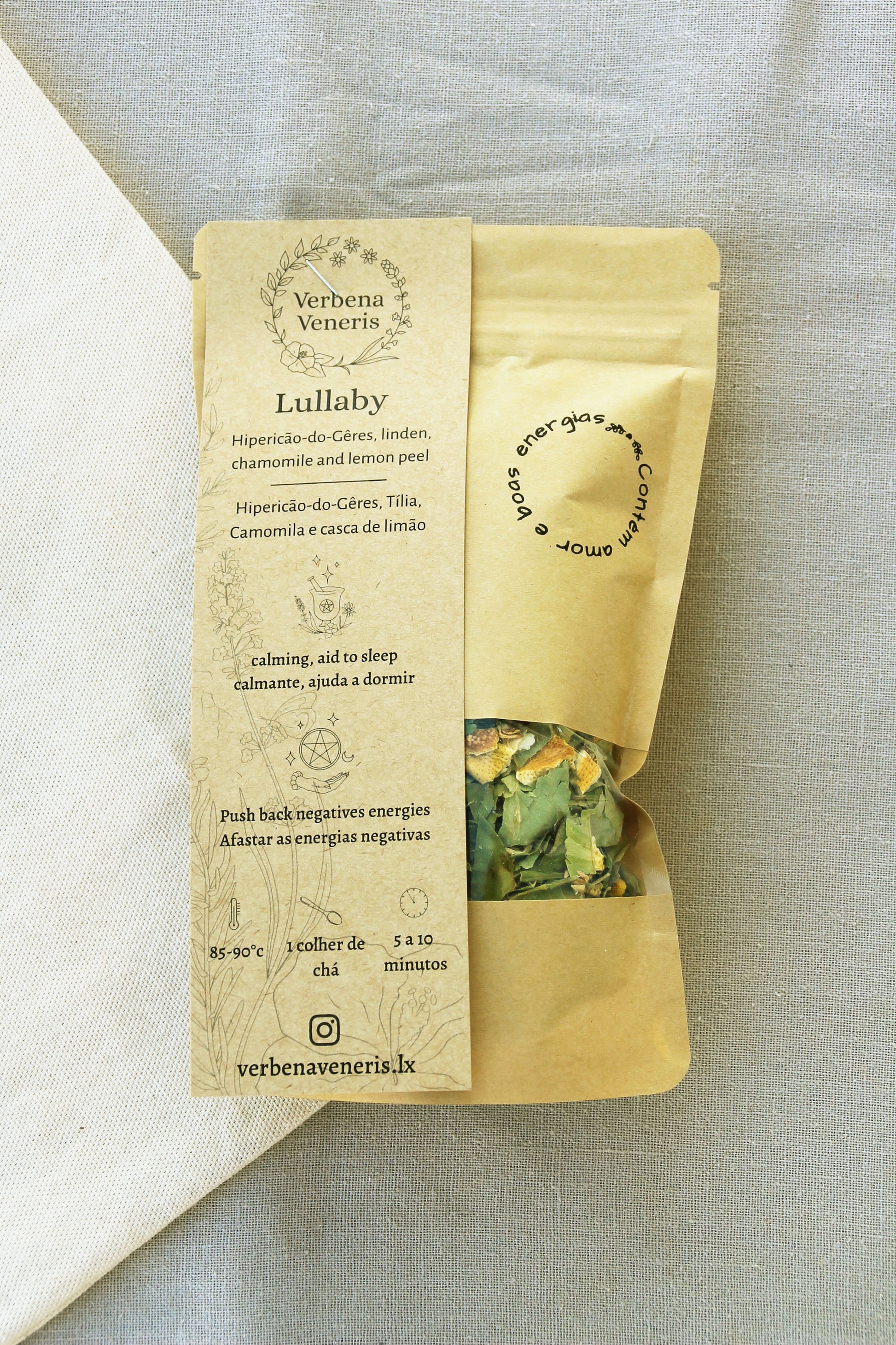 Kraft bag with a little window containing 40gr of the herbal blend Lullaby. A transparent label on the top of the bag gives information about the herbal blend