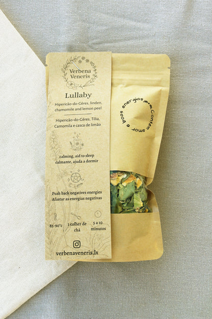 Kraft bag with a little window containing 40gr of the herbal blend Lullaby. A transparent label on the top of the bag gives information about the herbal blend