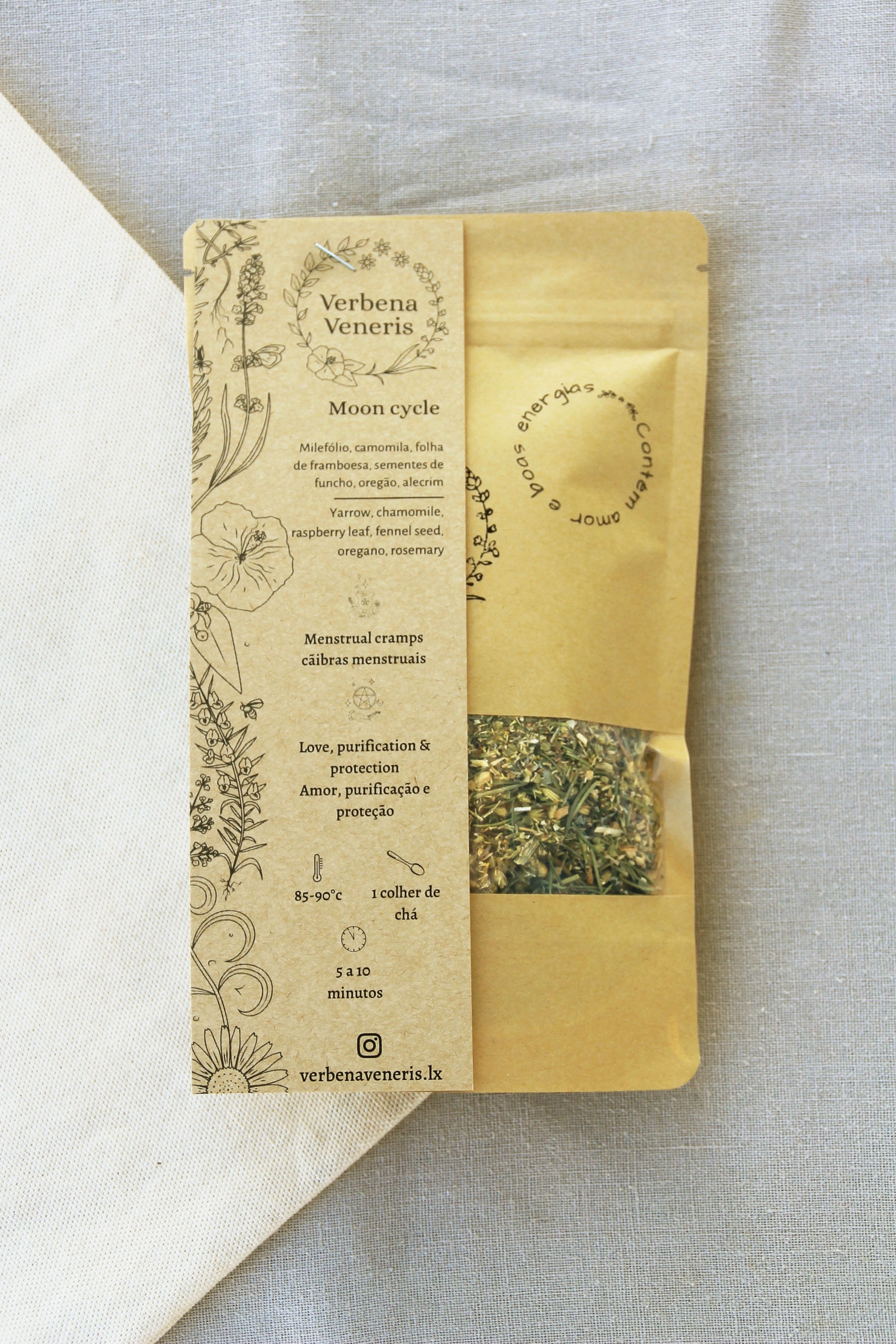 Kraft bag with a little window containing 40gr of the herbal blend Moon cycle. A transparent label on the top of the bag gives information about the herbal blend