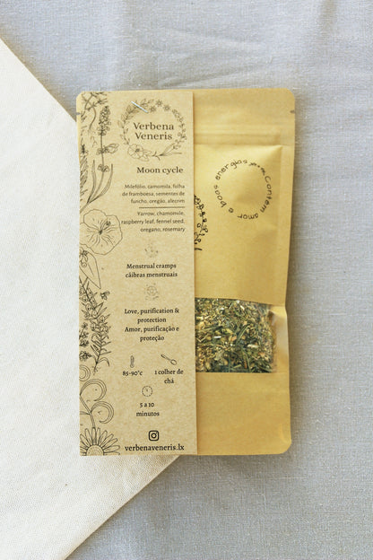 Kraft bag with a little window containing 40gr of the herbal blend Moon cycle. A transparent label on the top of the bag gives information about the herbal blend