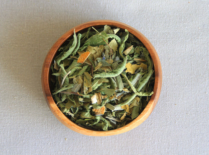 Herbal blend Take it easy in a wooden bowl, allows us to see all the ingredients; lemon verbena, orange leaf, orange peel, sage, bay leaf, lavender, 