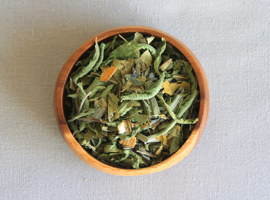 Herbal blend Take it easy in a wooden bowl, allows us to see all the ingredients; lemon verbena, orange leaf, orange peel, sage, bay leaf, lavender, 