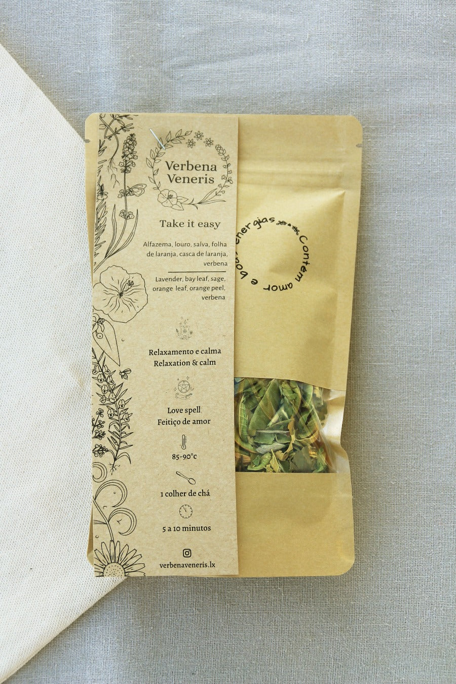 Kraft bag with a little window containing 40gr of the herbal blend Take it easy. A transparent label on the top of the bag gives information about the herbal blend