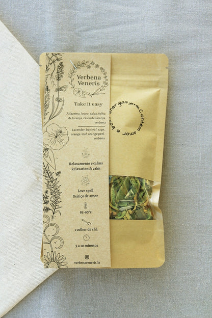 Kraft bag with a little window containing 40gr of the herbal blend Take it easy. A transparent label on the top of the bag gives information about the herbal blend