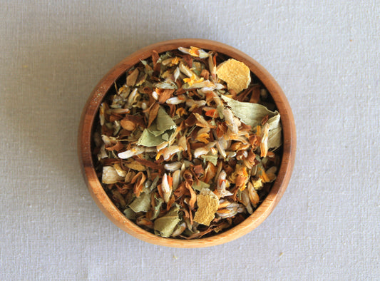 Herbal blend Take it easy in a wooden bowl, allows us to see all the ingredients; orange blossom, lemon peel, lemon leaf, liquorice, gorse flower