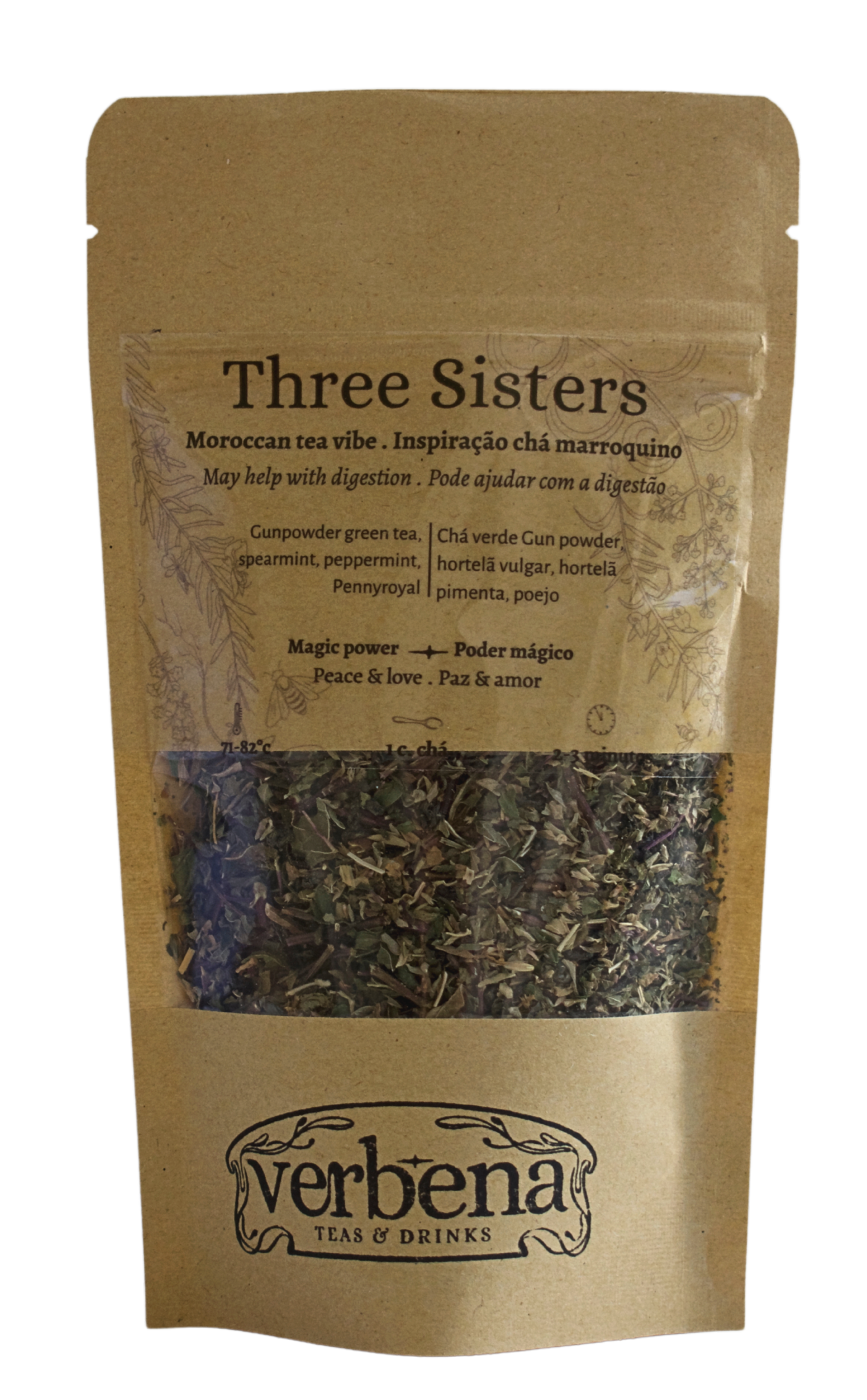 A kraft bag with a transparent label showing the tea blend Three Sisters with the ingredients and instructions of use. We can also see the blend in the bag and below the logo of the brand Verbena, which produces the tea blend.